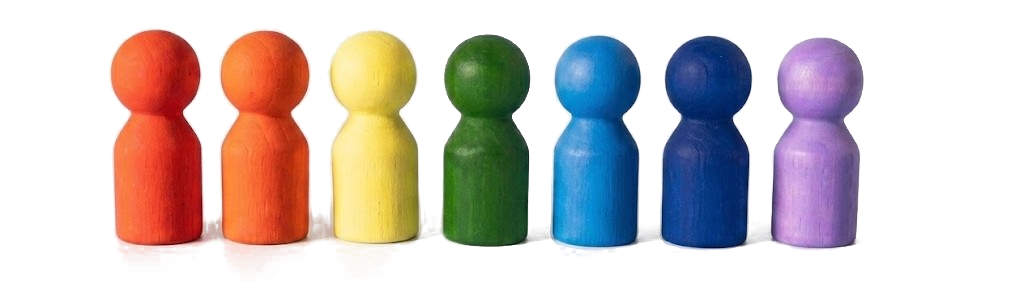 Siete figuras de madera de colores colocadas en fila